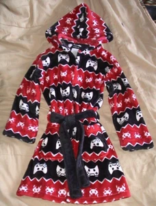 GAME COMPTROLLERS*CUDDL DUDS BLACK/RED & WHITE ROBE WITH POCKETS-SMALL*4/6-NEW - Picture 1 of 3