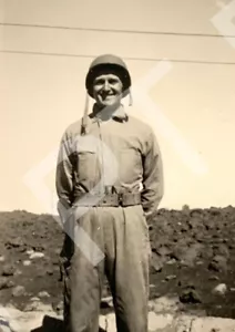 Foto Vintage Bellissimo Giovane Soldato In Uniforme Sorridente Indossa Un Elmetto Anni 30 - Foto 1 di 3