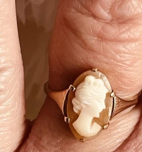 Vintage 9ct gold carved cameo beautiful signet Dress ring size M Marked 9ct - Picture 1 of 10