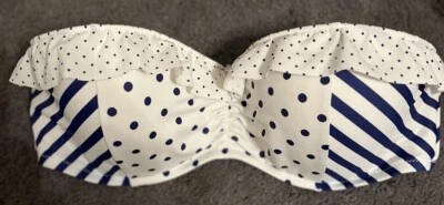 Top de Bikini Victoria’s Secret 36D Bandeau Blanco Azul Polkadot Volantes Rayas Foto 1 de 4