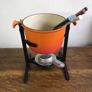 Set fonduta vintage Le Creuset arancione in ghisa con 6 forchette supporto e bruciatore ottime condizioni - Foto 1 di 11