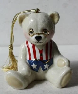 Estatuilla de oso de peluche adorno RWB chaleco gafas porcelana blanca Lenox 100 aniversario -- - Imagen 1 de 1