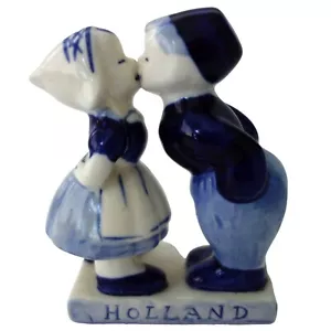 Estatuilla de cerámica vintage azul Delft Holanda pintada a mano niño y niña primer beso - Imagen 1 de 6