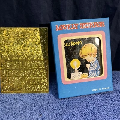 Niño pequeño rezando junto a una vela espejo dormitorio personalizado vintage J3 Foto 1 de 4