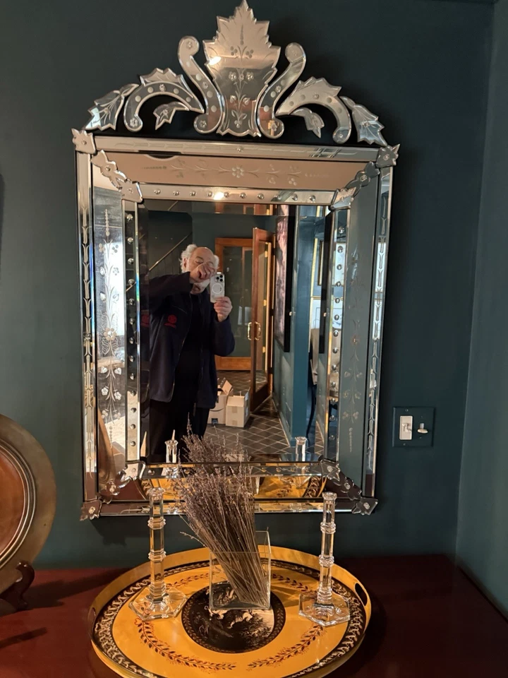 Espejo veneciano de vidrio grabado biselado de mediados de siglo con rosetas florales Foto 1 de 4