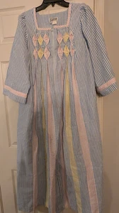 Vtg Saybury Women Size Small  Multicolor Seersucker House Coat Robe Zip Pockets - Picture 1 of 4