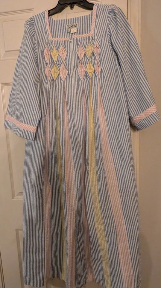 Vtg Saybury Women Size Small  Multicolor Seersucker House Coat Robe Zip Pockets - Image 1 of 4