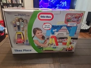 NEU! Little Tikes 643286 Tikes Platz Puppenhaus Spielset, mit Familie und Zubehör - Bild 1 von 13