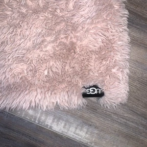 UGG Aussie Decorative Rug 2’ X 5’ (60 cm x 152 cm) Soft PINK Brand - Picture 1 of 3