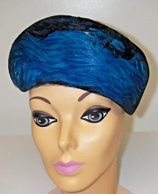 Sombrero Pastillero Vintage Años 60 Mujer Toque Azul Pavo Real Remolinos de Plumas Sombrerería Foto 1 de 4