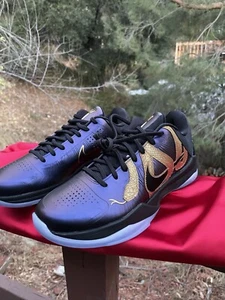 BRANDNEU Kobe 5 Jahre der Mamba Aubergine GRÖSSE 8 SCHNELLER VERSAND IB4481-500 - Bild 1 von 10