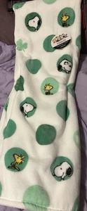 SNOOPY 60x70 St. Patrick's Day Peanuts Velvetloft Extra Long throw Blanket Green - Picture 1 of 2