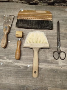 Lot Of Vintage Wallpapering Tools / Roller / Scissors / Brushes - Picture 1 of 5