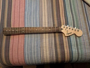 Squier Mustang Sonic electric Guitar Neck with Tuners and string trees - Picture 1 of 5
