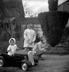 Portrait enfants jeux voiture à pédales - ancien négatif photo an. 1930 - Picture 1 of 1