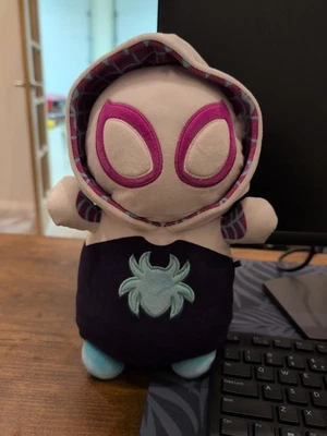 Peluche Squishmallow Marvel Spidey Amazing Friends HugMees Ghost Spider 10"" Foto 1 de 4