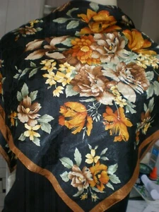 Sciarpa di seta vintage 30" quadrata arrotolata a mano, copricapo floreale nero e oro pretty - Foto 1 di 6