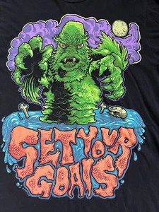 T-shirt unisex Set Your Goals Pop Punk Swamp Monster cotone nero DA463 - Foto 1 di 5