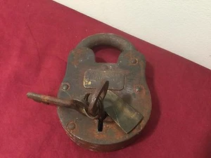 Vintage Bit Schlüssel Vorhängeschloss unbekannter Marke mit 2 Schlüsseln - Schlosser - Bild 1 von 9