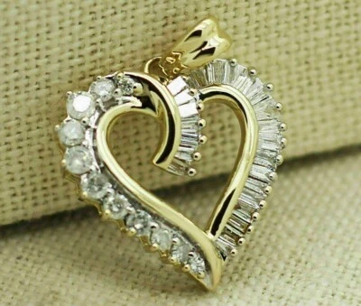 Colgante corazón amor diamante talla baguette de 2 quilates enchapado en oro amarillo de 14 k Foto 1 de 3