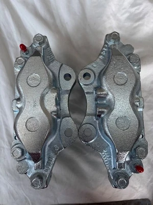 Par de pinzas de freno delanteras Jaguar XJ6 XJ12, Daimler 4pot (chica) remanufacturadas Foto 1 de 4