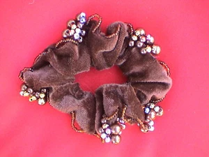 SCRUNCHIE SUAVE MARRÓN OSCURO CON CUENTAS DE DETALLE MÚLTIPLE - Imagen 1 de 1