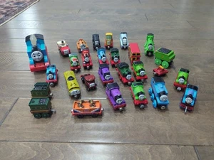 Thomas der Zug Posten 28 Züge gemischt die meisten Y2K Holz & Druckguss magnetisch etc. - Bild 1 von 12