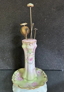 Sei antiche spille da cappello e Limoges 5" porcellana porta spille motivo oro rosa - Foto 1 di 12