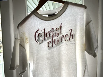 M/L 复古 90 年代 Christ Church Aotearoa New Zealand Distressed Skate Trashed T 恤 — 第 1/4 张图片