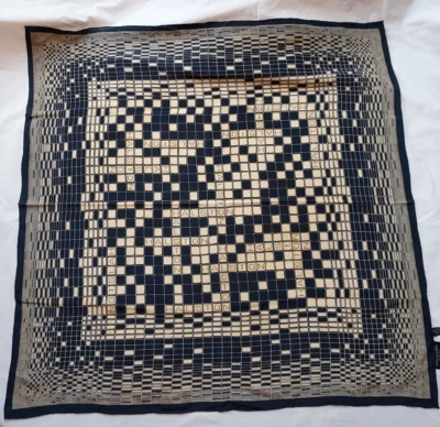 Halston Estilo de Vida Bufanda de Seda Negro Bronceado Geométrico Scrabble Cuadrados Diseño Único! Foto 1 de 4