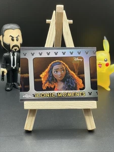 2025 Topps Chrome Disney Moana #IM-7 Momenti iconici - Foto 1 di 2