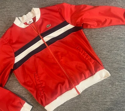 Chaqueta deportiva vintage Lacoste talla 44 roja blanca y azul cremallera logotipo de cocodrilo Foto 1 de 4