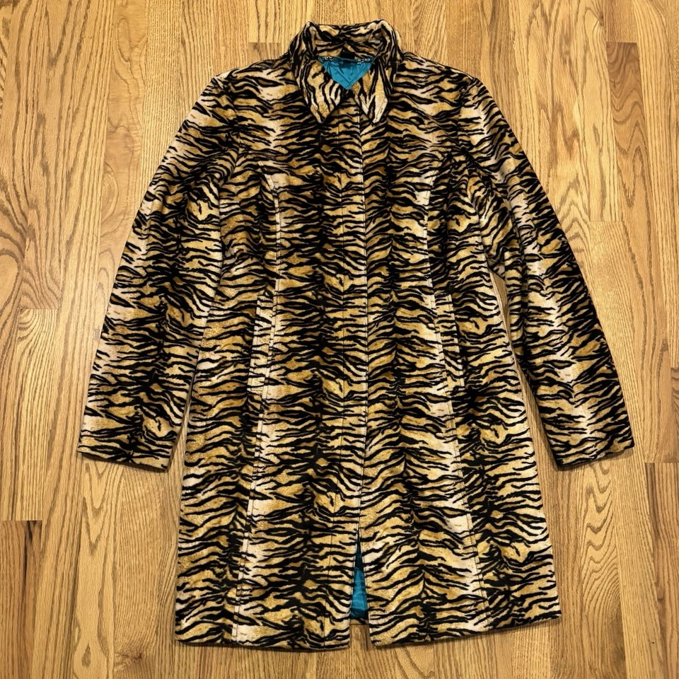 Abrigo a presión Guess de piel sintética con estampado de tigre para mujer talla grande forro acolchado verde azulado de colección Foto 1 de 4