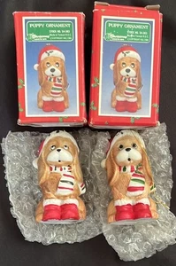 2 Vintage Welpen Hund Weihnachten um die Welt Keramik Ornamente ~ 1988 mit Boxen ~ Taiwan - Bild 1 von 9