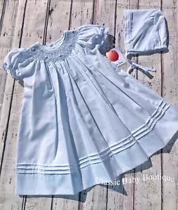 Robe évêque bébé fille nouveau-né neuve avec étiquette Petit Ami bleu pintuck smockée 2 pièces - Photo 1 sur 3