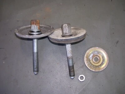 2000 BMW 528i - rear left / right suspension coil strut mount bolts and washer Foto 1 de 3