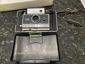 Polaroid Automatic 250 Land Camera with Cold Clip and Manuals Vintage 1967 - Picture 1 of 7