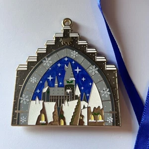 Harry Potter Fantasy Pin Laserbrain Snowy Village LE275 Hogwarts Ornament oder Pin - Bild 1 von 4