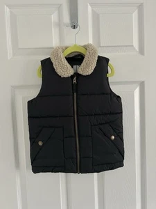 Next Boys Black Padded Puffer Gilet Shearling Collar Size 4-5 Years - Imagen 1 de 15