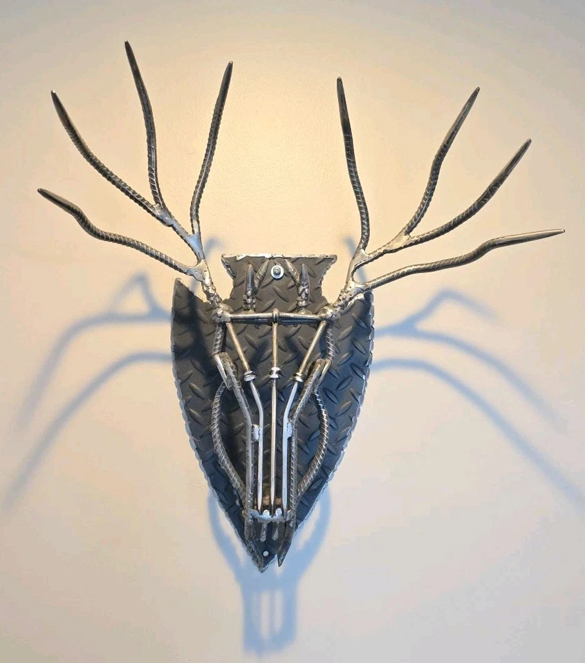 Montaje de cabeza de ciervo de acero soldado forjado a mano grande único en su clase con astas arte de pared Foto 1 de 4