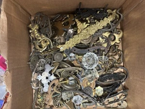 Lotto ferramenta antica vintage ottone bronzo pomelli vetro maniglie backplates 40+ - Foto 1 di 14