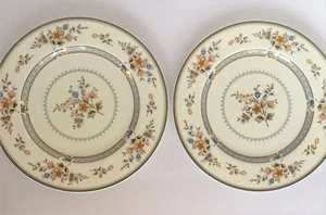Lotto di 2 piatti Mikasa Chippendale Bone China 190 10-5/8” ritirati - Foto 1 di 5
