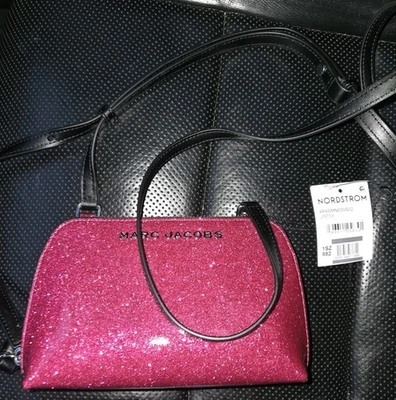 NUEVO CON ETIQUETAS LÁPIZ LABIAL PEQUEÑO BANDOLERA BRILLO ROSA MARC JACOBS 4R-4SMN030S02 $140 Foto 1 de 2