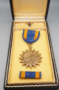 WWII Army Air Medal & Ribbons Set With Original Presentation Case/Box RARE - Imagen 1 de 3