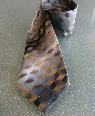 Corbata de seda Van Heusen para hombre con estampado geométrico en marrón, negro y dorado.. Foto 1 de 4