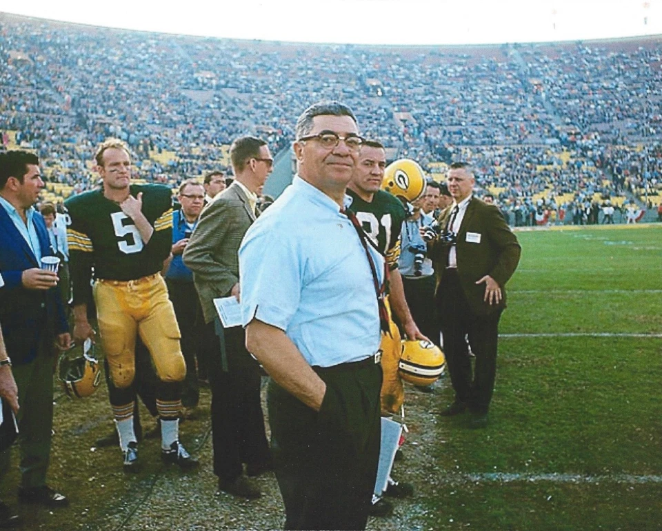 VINCE LOMBARDI & PAUL HORNUNG 8X10 PHOTO GREEN BAY PACKERS PICTURE NFL FOOTBALL - Image 1 of 1