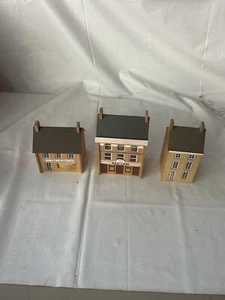 Modellschiene Holz-/Pappgebäude x 3 - Bild 1 von 8