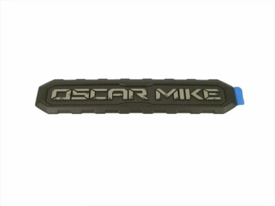 07-18 JEEP WRANGLER OSCAR MIKE EMBLEMA PLACA DE IDENTIFICACIÓN INSIGNIA MOPAR GENUINO 68283393AA Foto 1 de 4
