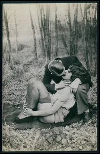 Fotoset 5 Postkarten Akt Risiko Paar Biederer Wald Frau Französin c1925 - Bild 1 von 6