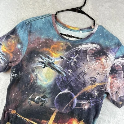 Camiseta Star Wars masculina grande multicolorida On The Byas Death Star estampa por toda parte - Imagem 1 de 4